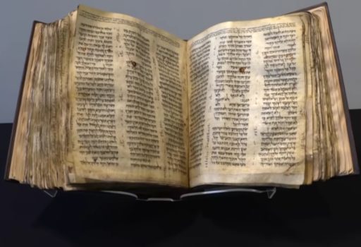 La bible Codex Sassoon, du 9e siècle, est présentée ouverte sur un socle
