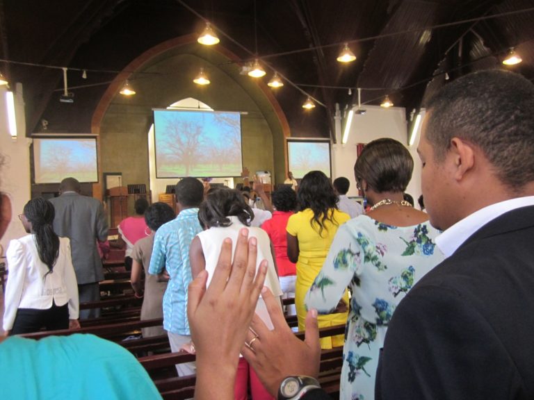 Des chrétiens chinois sont réunis dans une Eglise, certains lèvent les mains pour louer Dieu