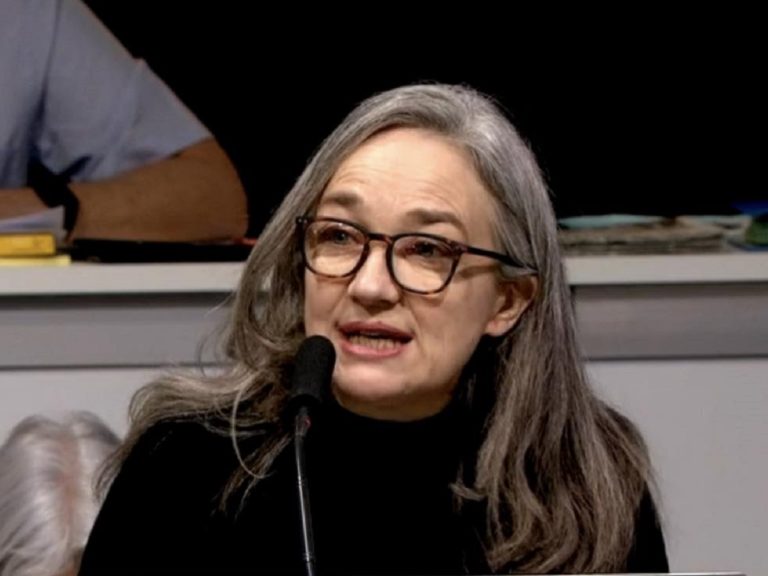 Esther Straub derrière un micro du Conseil cantonal de Zurich