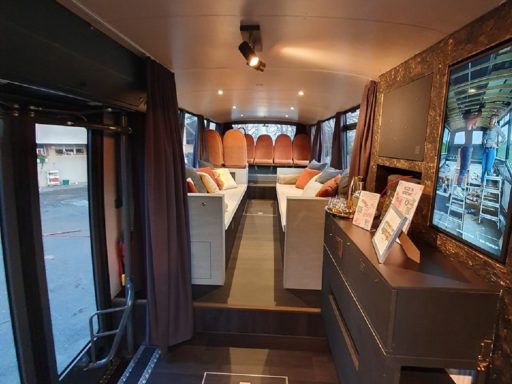 L'intérieur du Living Bus a été transformé en six mois grâce à des bénévoles