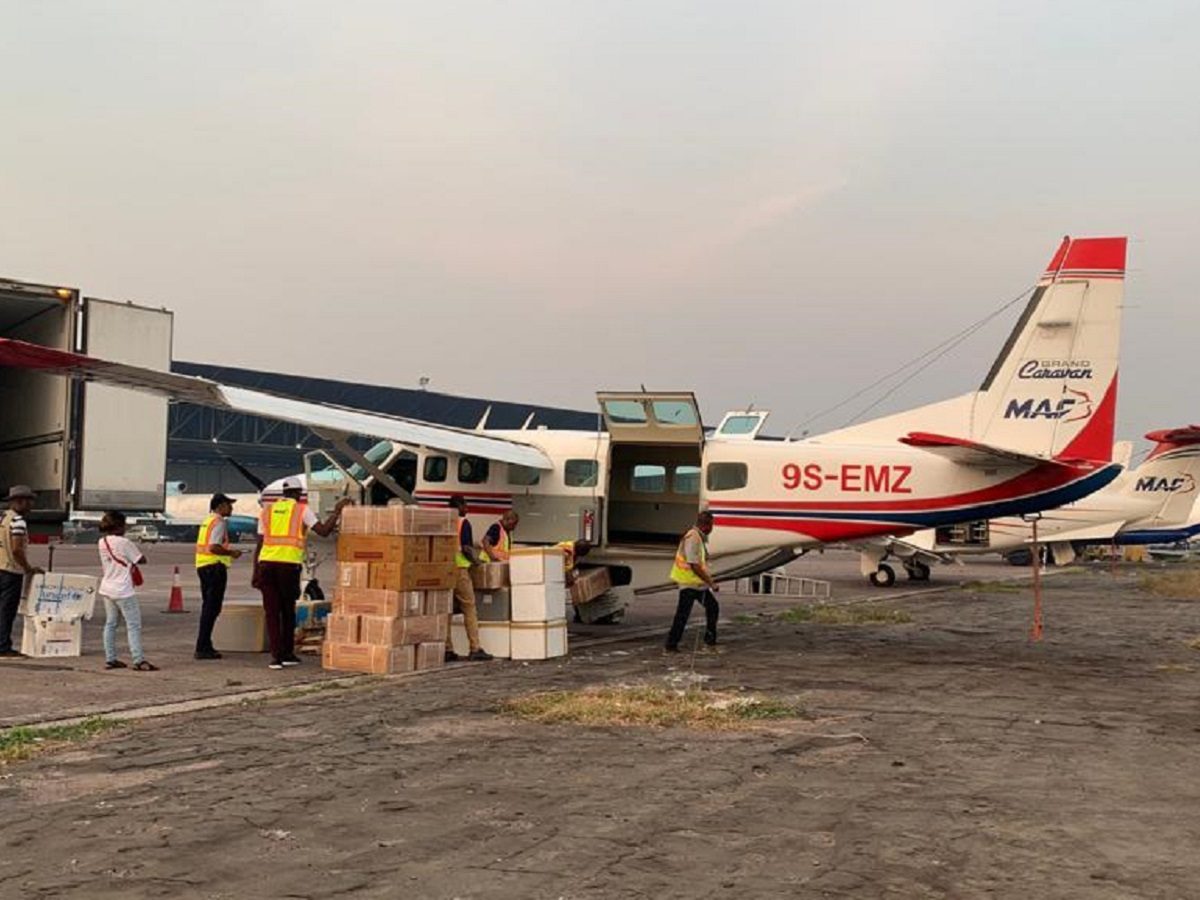 des hommes chargent un avion de l'organisme missionnaire MAF au Congo