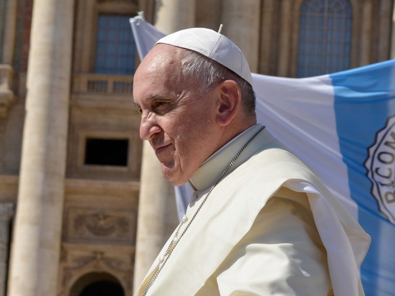 le pape François sur la papamobile avec un drapeau argentin