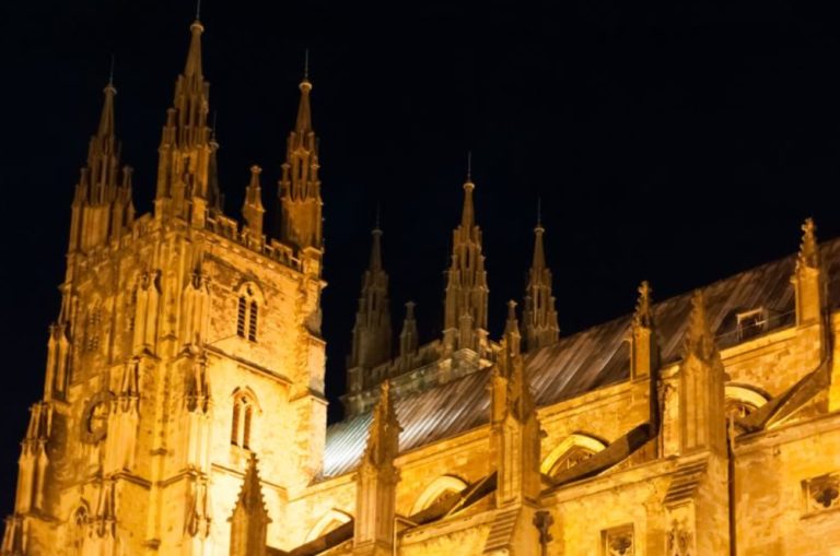 La cathédrale de Cantorbéry, de nuit