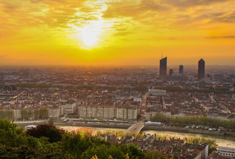 Vue aérienne de Lyon au crépuscule