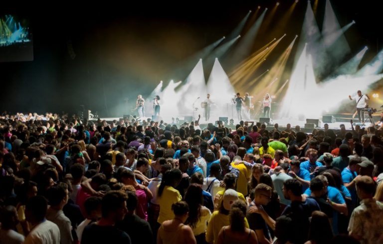 Une foule de jeunes assistent à un concert