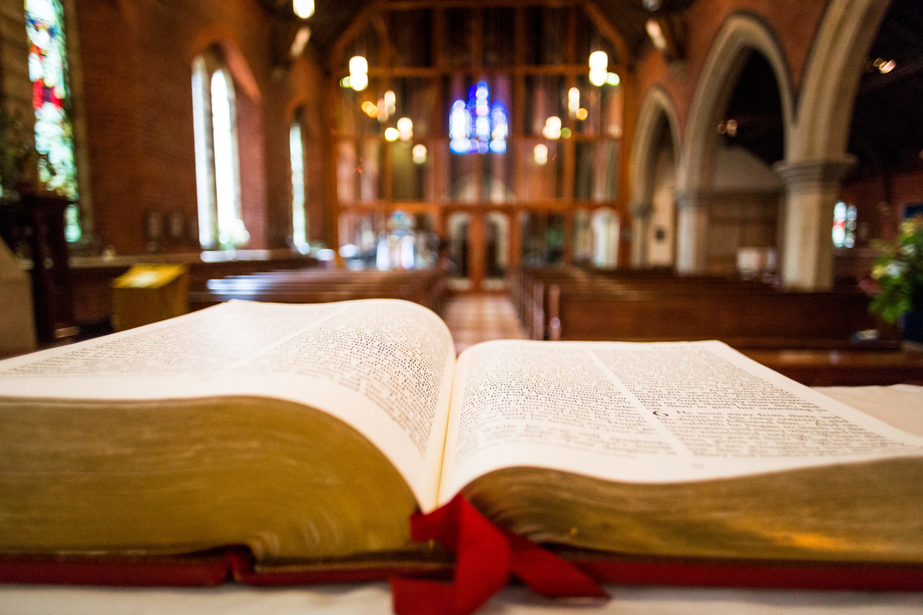 Une Bible est posée, ouverte, en face de l'immense nef d'une église