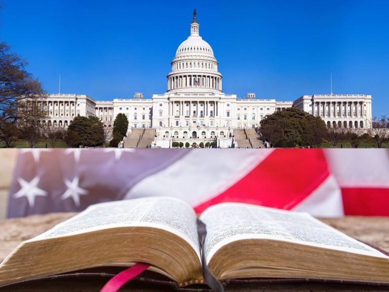 Photo montage: en haut le Capitole des Etats-Unis, en bas la Bible et un drapeau américain en fond