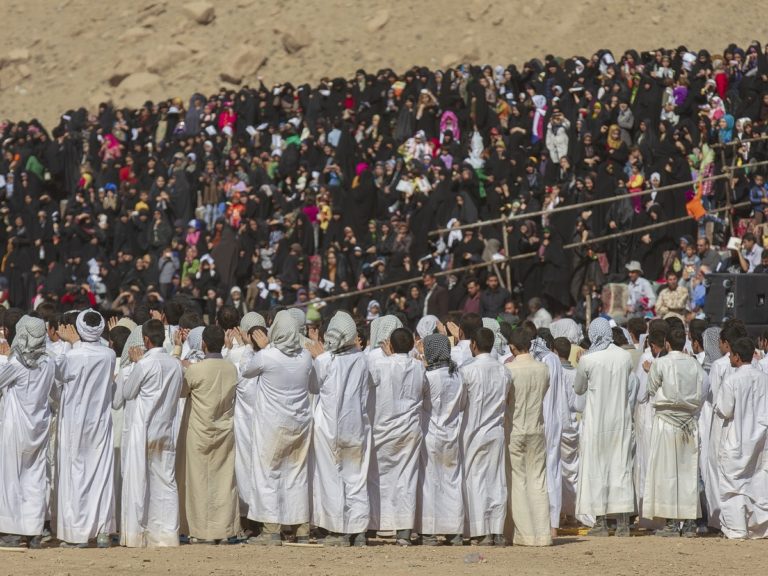 Des centaines d'iraniens habillées en tunique blanche et noire
