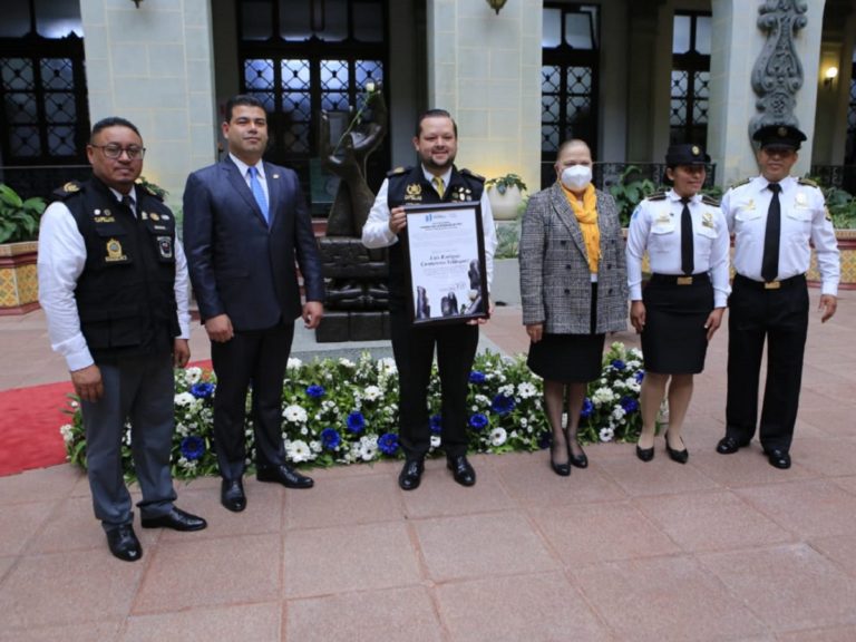 Luis Enrique Camarena entouré d'officiels reçoit son prix au Palais national du Guatemala