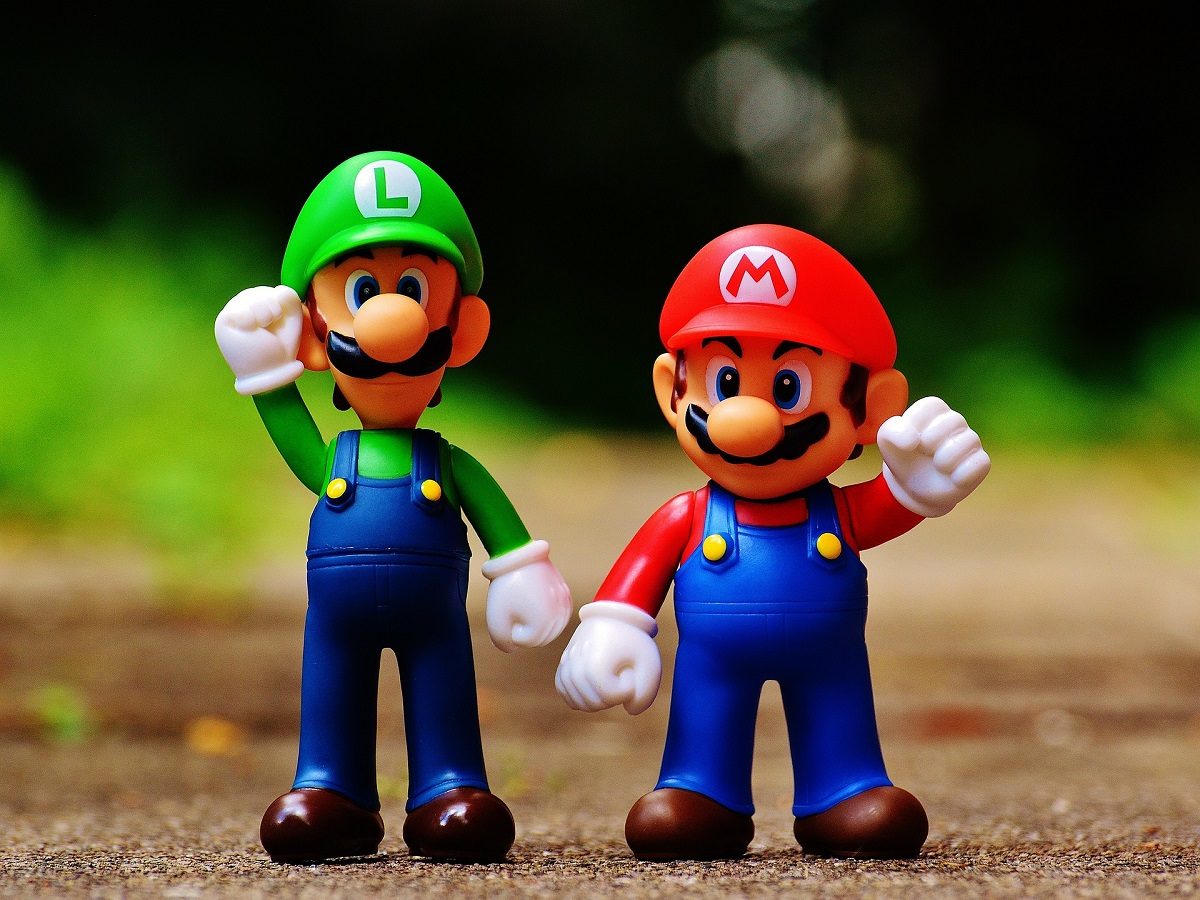 Des figurines représentants Luigi (en vert) et Mario (en rouge)