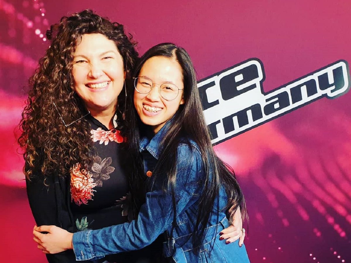 La professeure de chant Naomi Van Dooren enlace une candidate de The Voice Germany