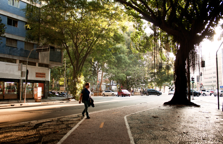 Un jeune homme traverse une avenue déserte