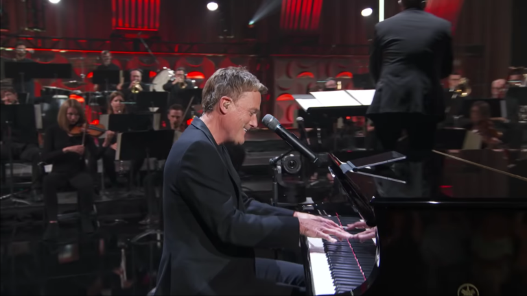 Michael W. Smith joue du piano sur scène