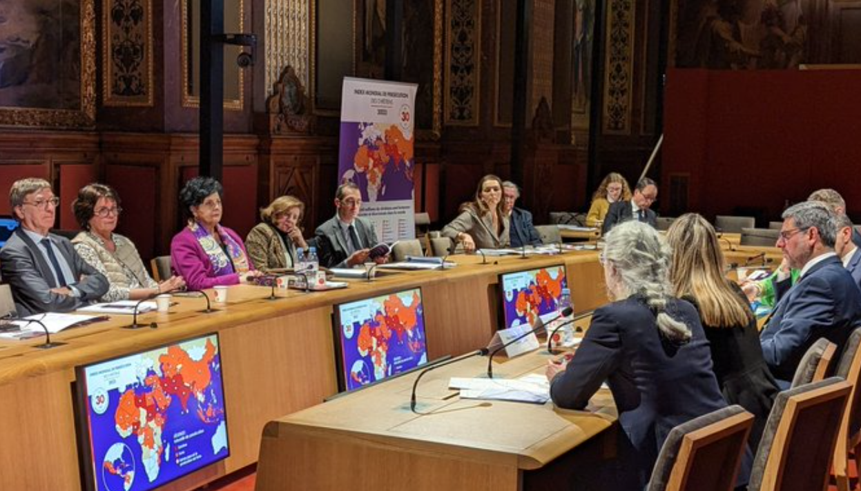 Les représentants de Portes Ouvertes font face aux sénateurs au Sénat