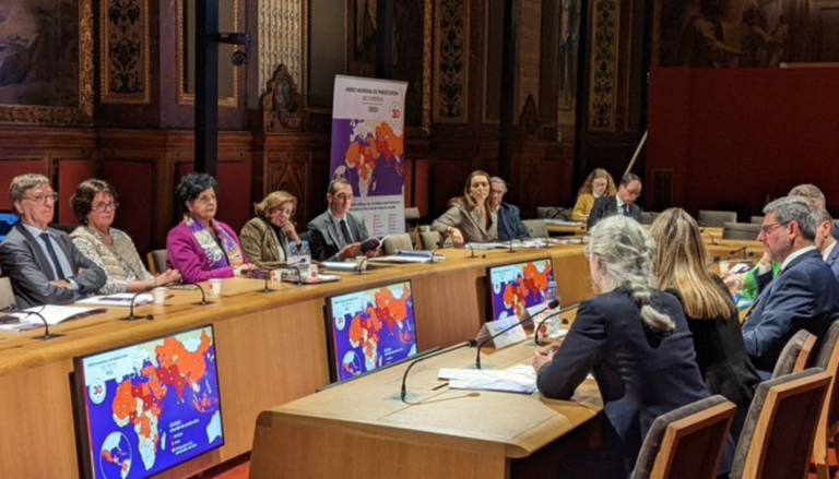 Les représentants de Portes Ouvertes font face aux sénateurs au Sénat