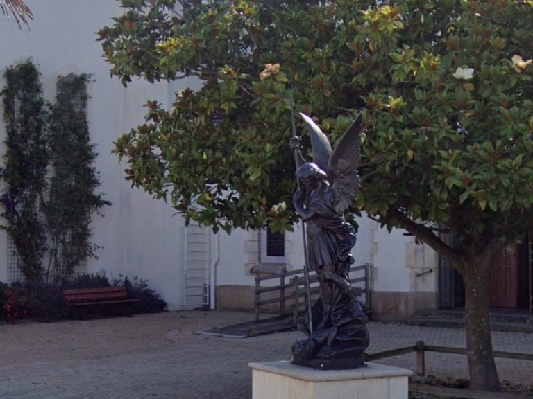 La statue de l'archange Michel trône devant la paroisse catholique éponyme