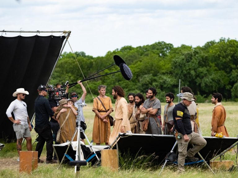 Les coulisses du tournage de la série The Chosen avec les caméramans, une perche-micro et les acteurs incarnant Jésus et ses disciples