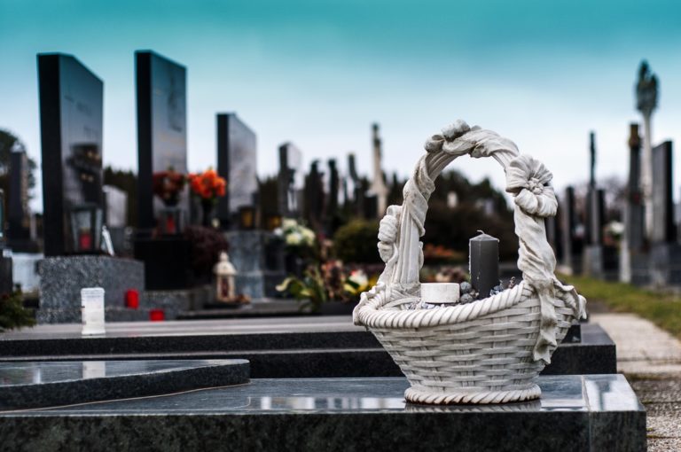Un panier en marbre est posé sur une tombe