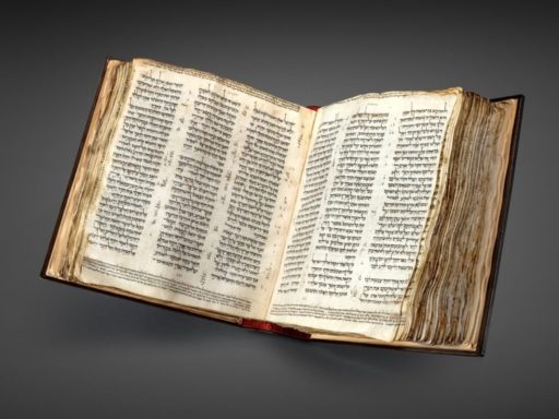 La plus ancienne Bible hébraïque ouverte. Le papier est jauni par le temps.
