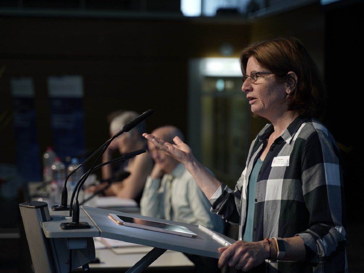 Claudia Haslebacher parle derrière un micro