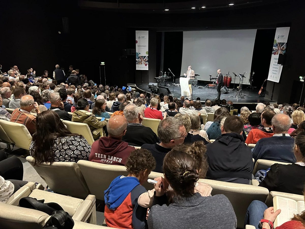 Les membres des Eglises CAEF assis dans une grande salle de Congrès à Vichy