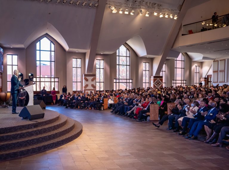 Le président américain Joe Biden rend hommage à Martin Luther King lors d'un culte à l'Eglise baptiste d'Atlanta