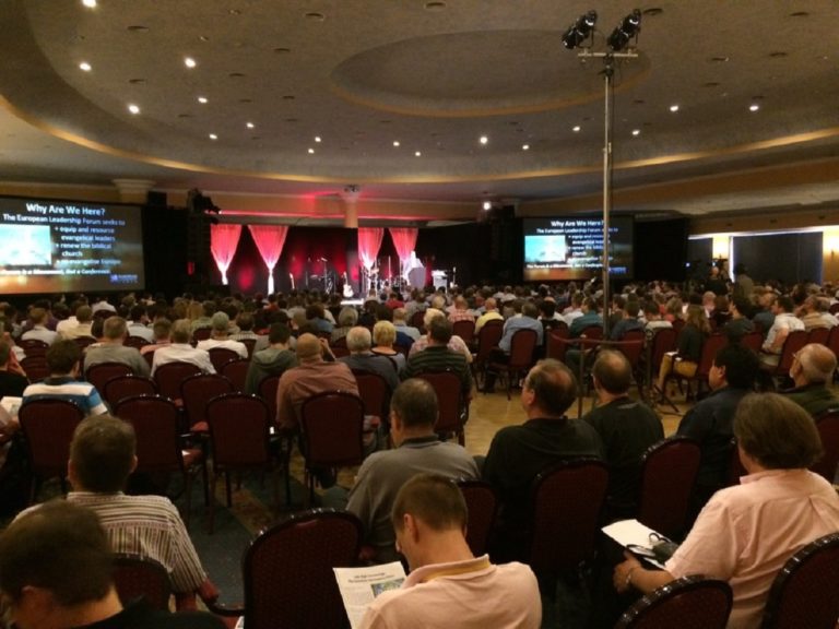 Des centaines de dirigeants évangéliques assis dans une grande salle de conférence