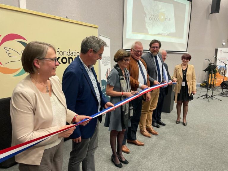 Agnès Firmin Le Bodo, Ministre déléguée, coupe le ruban tricolore pour marquer l'inauguration de la Fondation Oïkonomia, au service des évangéliques