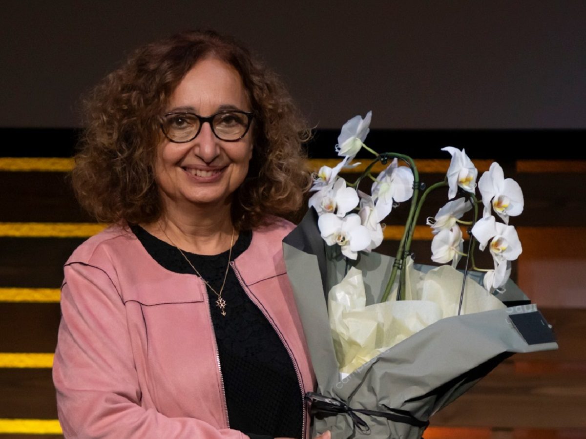 La pasteure Jéma Taboyan avec une plante