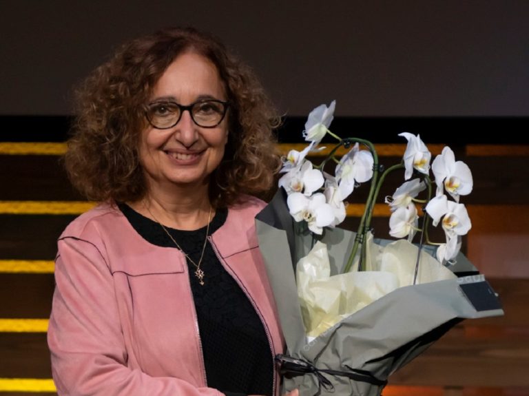 La pasteure Jéma Taboyan avec une plante