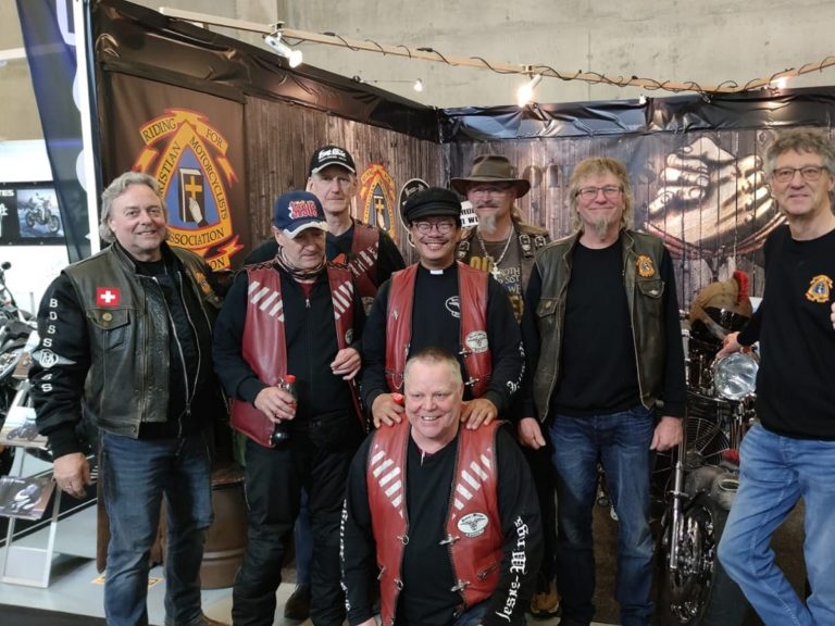 Des membres du club de motards "Jesus Wings" avec des vestes en cuir rouge