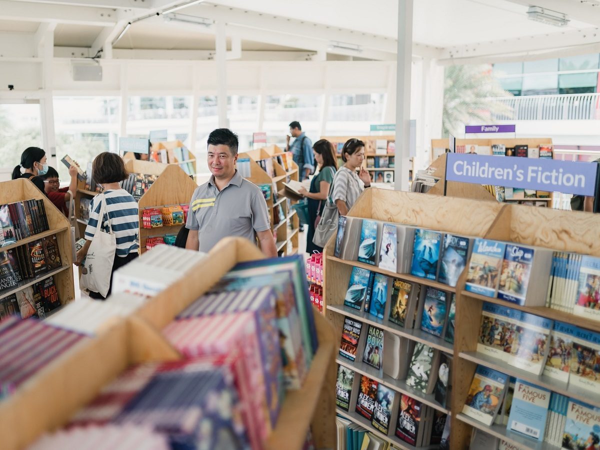 Des gens déambulent dans la librairie chrétienne flottante du Doulos Hope à Singapour