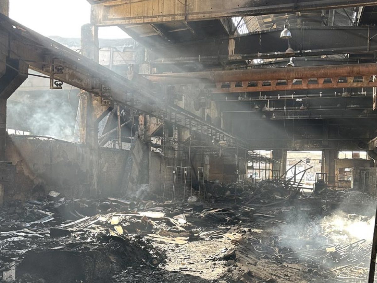 L'entrepôt à Ternipol totalement brûlé et détruit par un missile dans la nuit du 13 mai