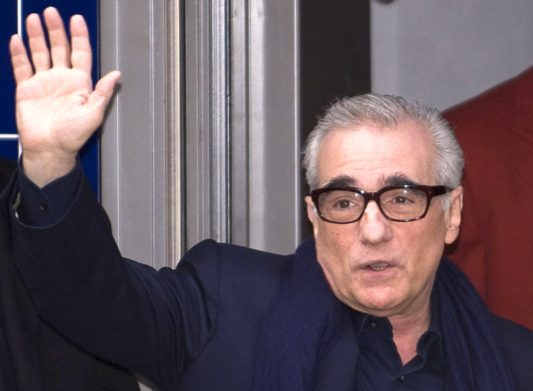 Martin Scorsese lève la main en signe de salutation