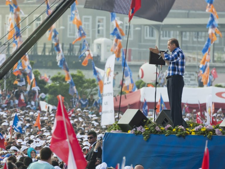 Recep Tayyip Erdoğan, micro en main, sur scène lors d'un meeting politique
