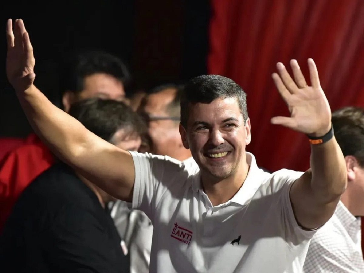 Santiago Pena, tout sourire, lève les mains en l'air après sa victoire à l'élection présidentielle