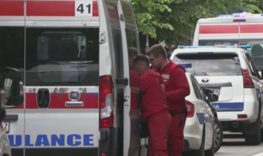 Des ambulanciers s'activent sur le bord d'un véhicule de secours