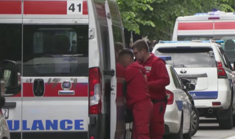 Des ambulanciers s'activent sur le bord d'un véhicule de secours