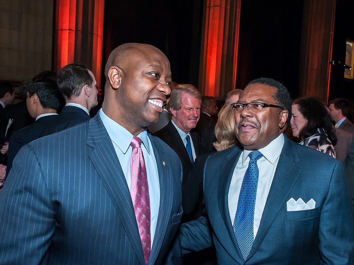 Tim Scott souriant aux côtés de