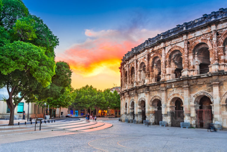 Les arènes de Nîmes au crépuscule