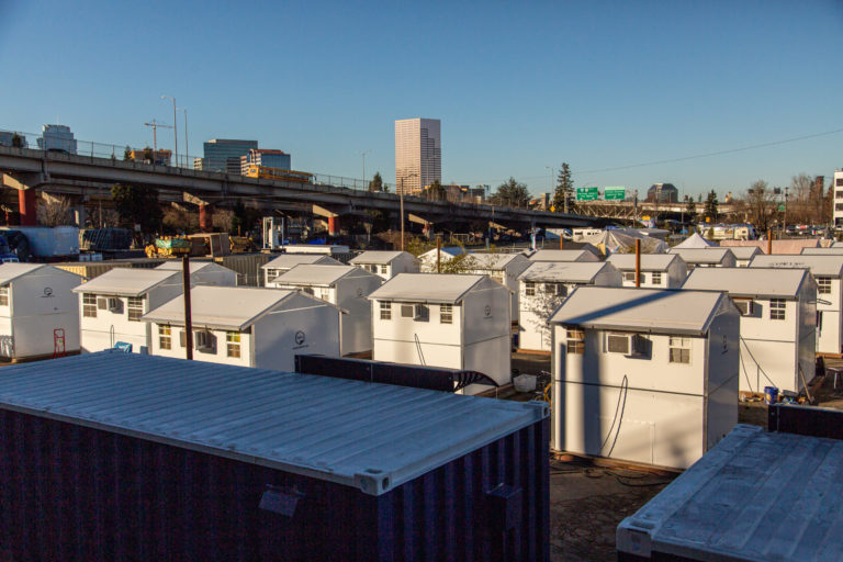 Photo d'une zone où sont construites ds dizaines de petites maisons neuves