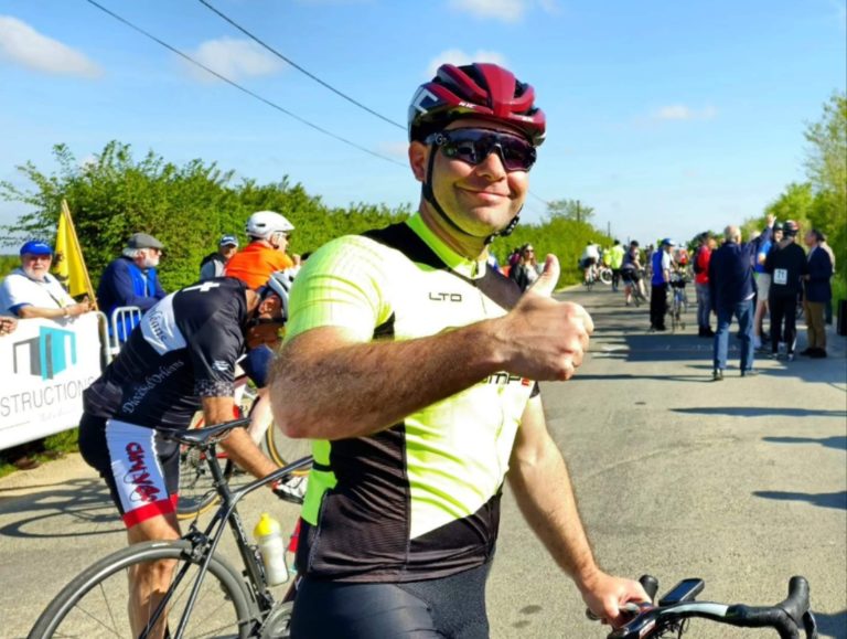 Julien Marié, sur son vélo, lève le pouce