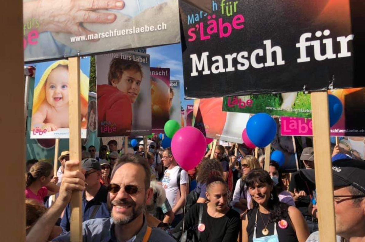 Une foule manifeste durant une Marche pour la vie