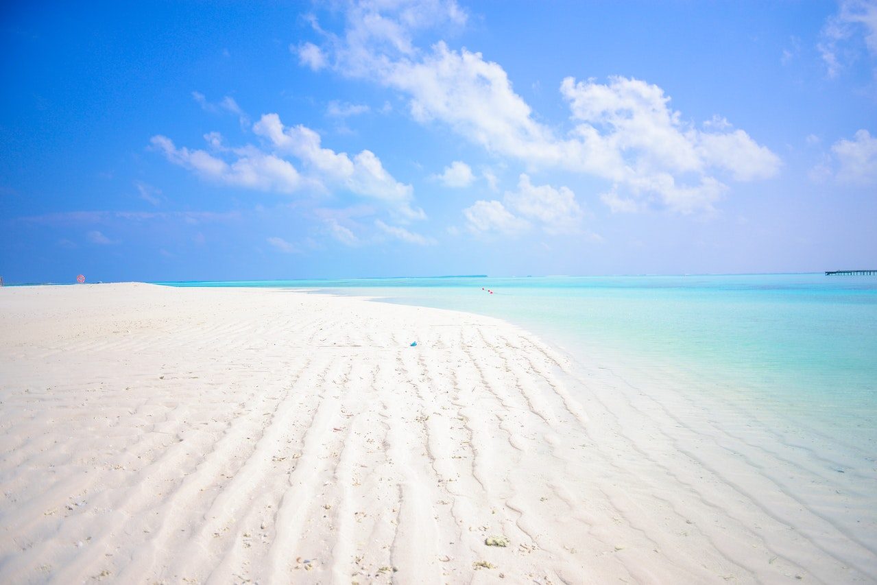 Ciel de beau temps sur du sable fin jusqu'à l'horizon