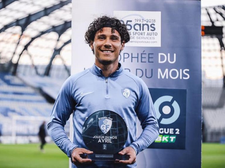 Anthony Belmonte soulève le trophée de meilleur joueur de Ligue 2 du mois d'avril 2021