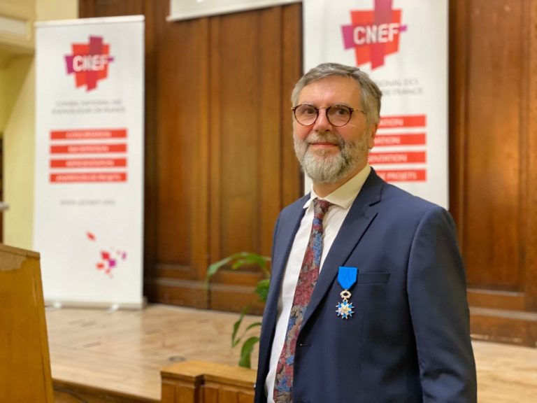 Clément Diedrichs avec la médaille de chevalier de l'ordre national du mérite