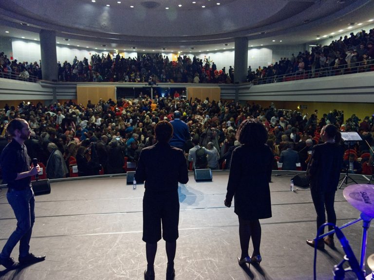 Des chrétiens sur scène face à l'assemblée lors d'un culte en commun des Eglises évangéliques du CNEF 69