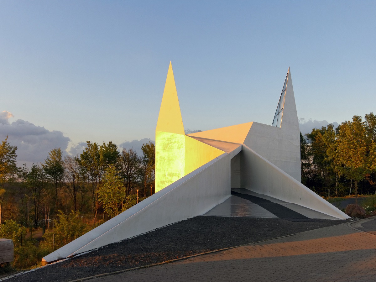 Eglise design présente sur une aire d'autoroute en