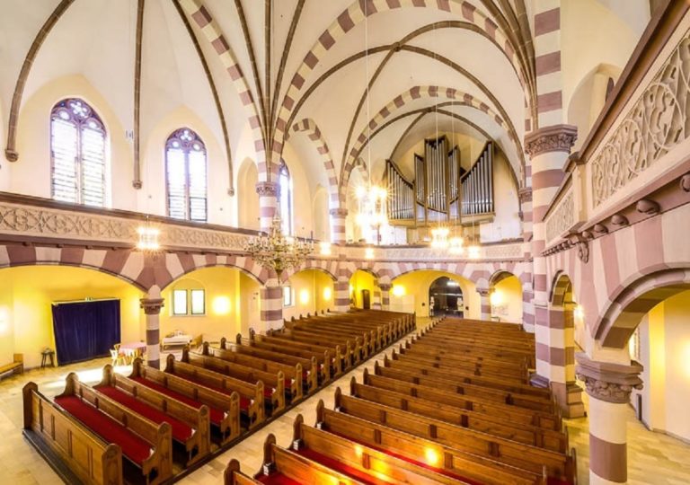 L'éclairage intérieur de l'Eglise luthérienne de Furth (Allemagn) avec un orgue imposant