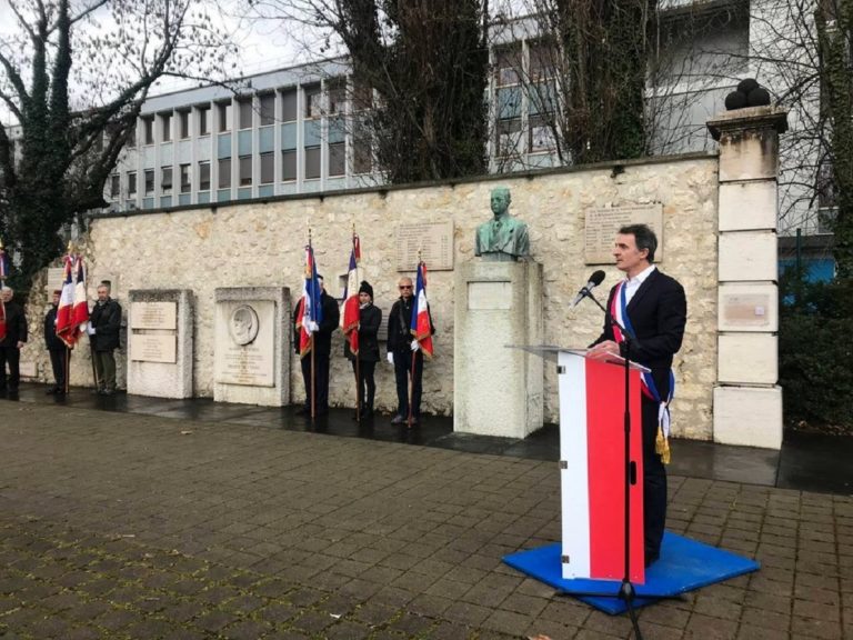 Eric Piolle vêtu de l'écharpe tricolore prononce un discours le 8 mars 2023 pour rendre hommage aux femmes héroïnes de la Résistance